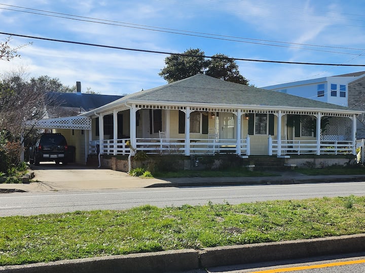 "Lazy Daze" Beach Cottage.