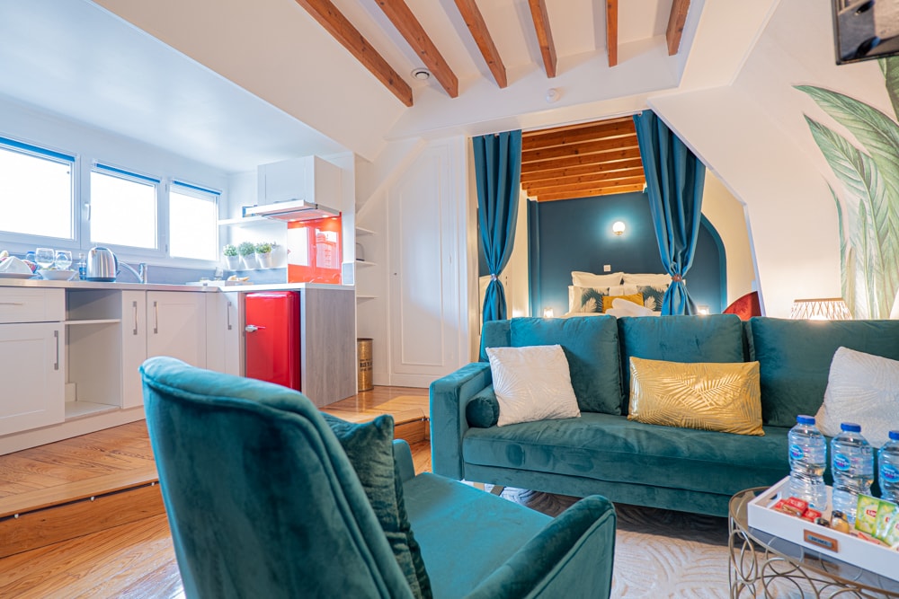 Simbioza rustikalnog šarma s izloženim gredama i toplom atmosferom s modernim dekorom. Pravo očaravajuće okruženje!