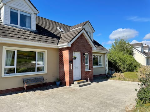 SeaBreeze-relax, enjoy mountain views, beach walks