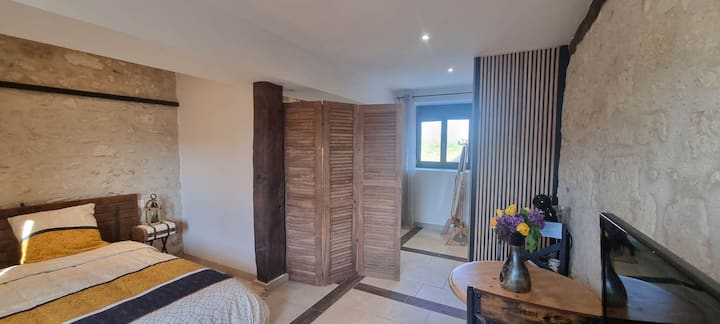 Chambre du rez de chaussée avec salle de bain et wc