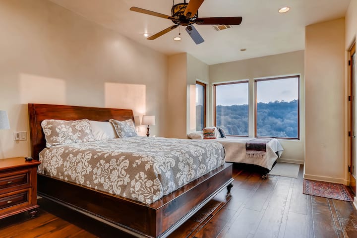 Downstairs Bedroom; Additional bed can addded or removed.