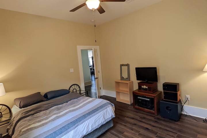 Spálňa pre hostí 1, fotka 1: manželská posteľ, vinylová nahrávka zo starej školy/rádio/kazeta/cd/bluetooth prehrávač, Bluray a DVD prehrávač, monitor s pripojeniami USB, voliteľné farebné osvetlenie LED