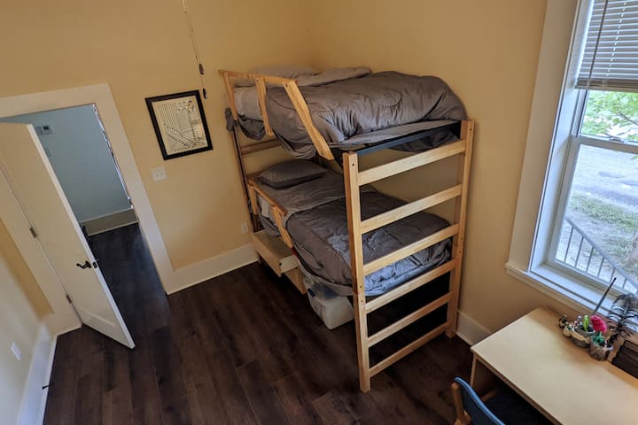 Spálňa pre hostí 2, fotka (1/3): samostatné poschodové postele x 2, pracovný stôl, komoda na oblečenie, stropný ventilátor