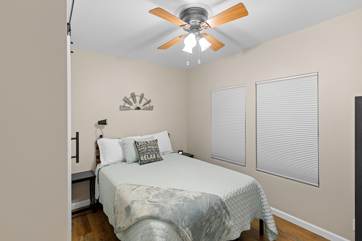 Bedroom 3 upstairs with lakeview - Full bed 