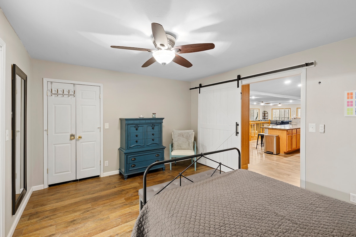 Master bedroom with queen size bed