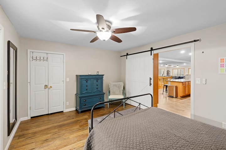 Master bedroom with queen size bed