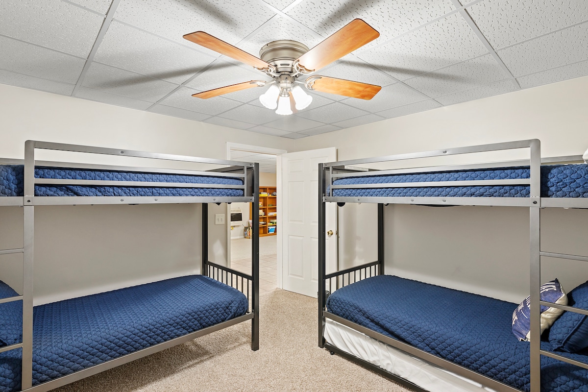 Four twin bunkbeds downstairs ( bedroom 4)