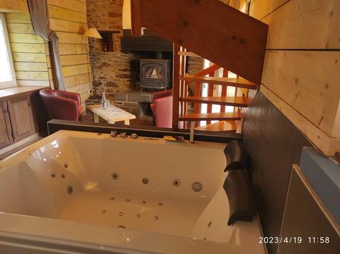 Romantic Suite with Balneo in front of the fireplace