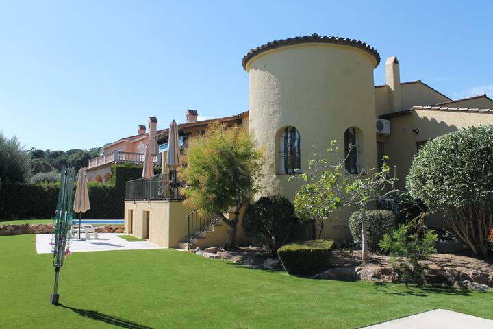 Beautiful Villa with lovely views gallery image 3