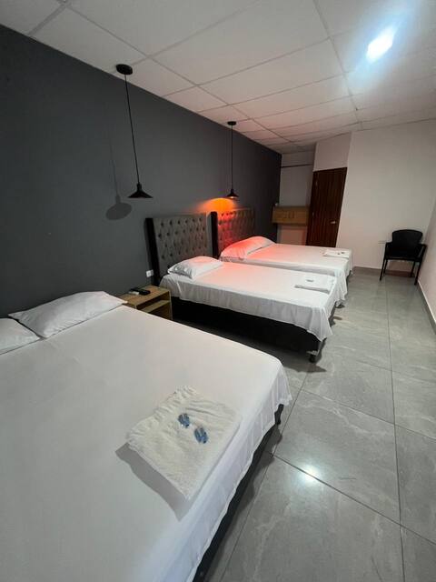 Habitacion 5 personas 2 camas dobles+cama ind. 22
