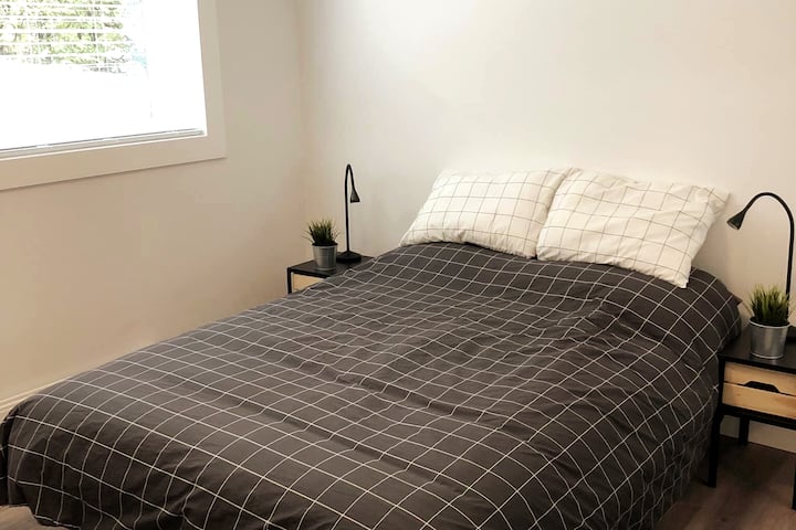 ห้องนอน 1 มีหน้าต่างบานใหญ่มากมองเห็นสวนหลังบ้านและมีแสงแดดยามบ่ายส่องสว่างทั่วทั้งห้อง!

8 'X 10' 7 "= 86 ตารางฟุต
2,45 ม. X 3,26 ม. = 8 ม. คาร์เร