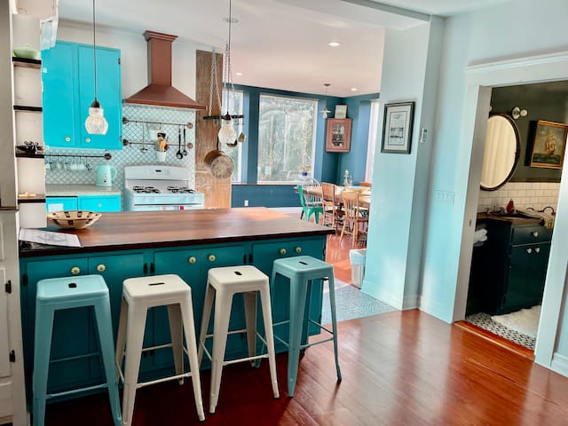 Downtown Newport 3 BR/2 BA w Garden Views