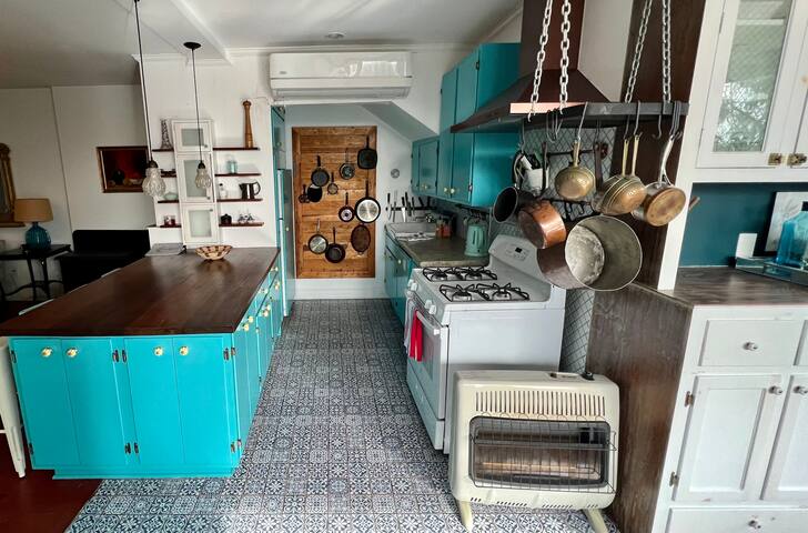 Downtown Newport 3 BR/2 BA w Garden Views gallery image 5