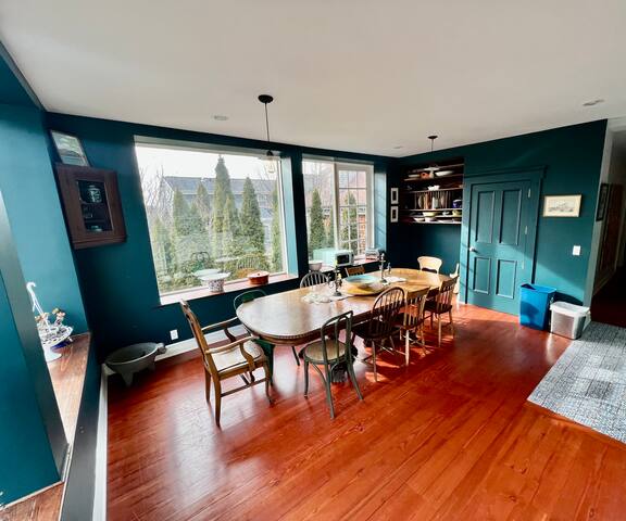 Downtown Newport 3 BR/2 BA w Garden Views gallery image 3