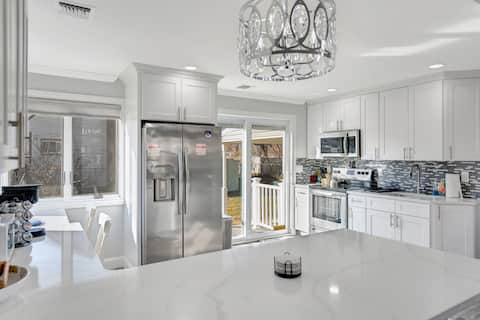 5-Bedroom House, 3 Baths, Sleeps 10, Free Parking!