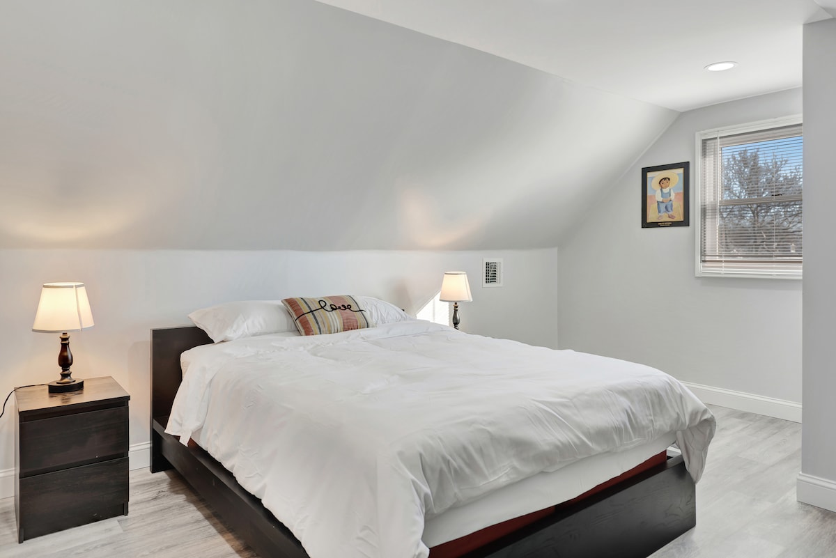 غرفة نوم مريحة بسرير كوين مع بياضات ناعمة وخزانة ملابس وتلفزيون. يقع في الطابق العلوي مع الحمام بشكل مريح عبر القاعة. مسكن مشرق وخاص مثالي للأزواج أو المهنيين أو أي شخص يزور يونيونديل.
