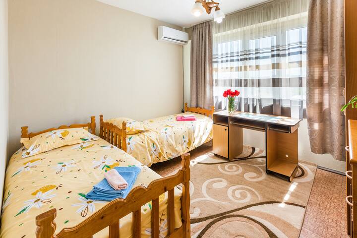 Dormitorio 2 con dos camas individuales y cómodos colchones. Posibilidad de acomodar una cuna.