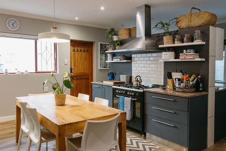 Light & bright family home in quiet neighbourhood gallery image 4