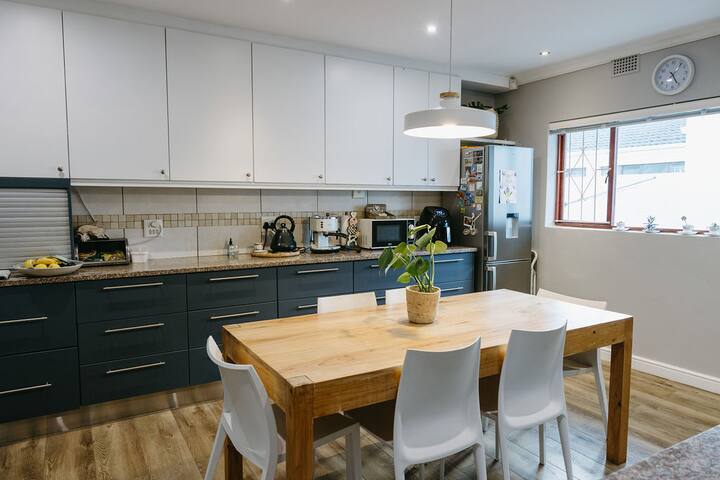 Light & bright family home in quiet neighbourhood gallery image 5