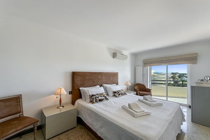 Двойна спалня със зашеметяващ изглед към морето