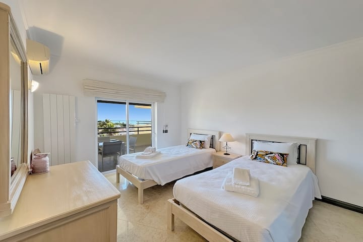 Двойна единична спалня с изглед към морето