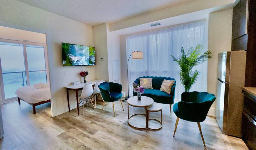 DTRogersCenter 3BD2BA king bed Parking Lakeview gallery image 2