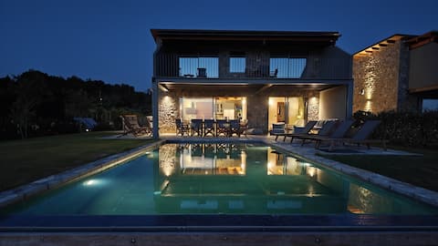 Luxurious seafront 5 bedroom villa with own pool