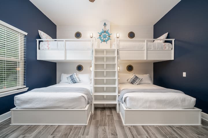 Sala de literas: las literas superiores son individuales y las literas inferiores son de tamaño completo.  Cada cama tiene puertos USB