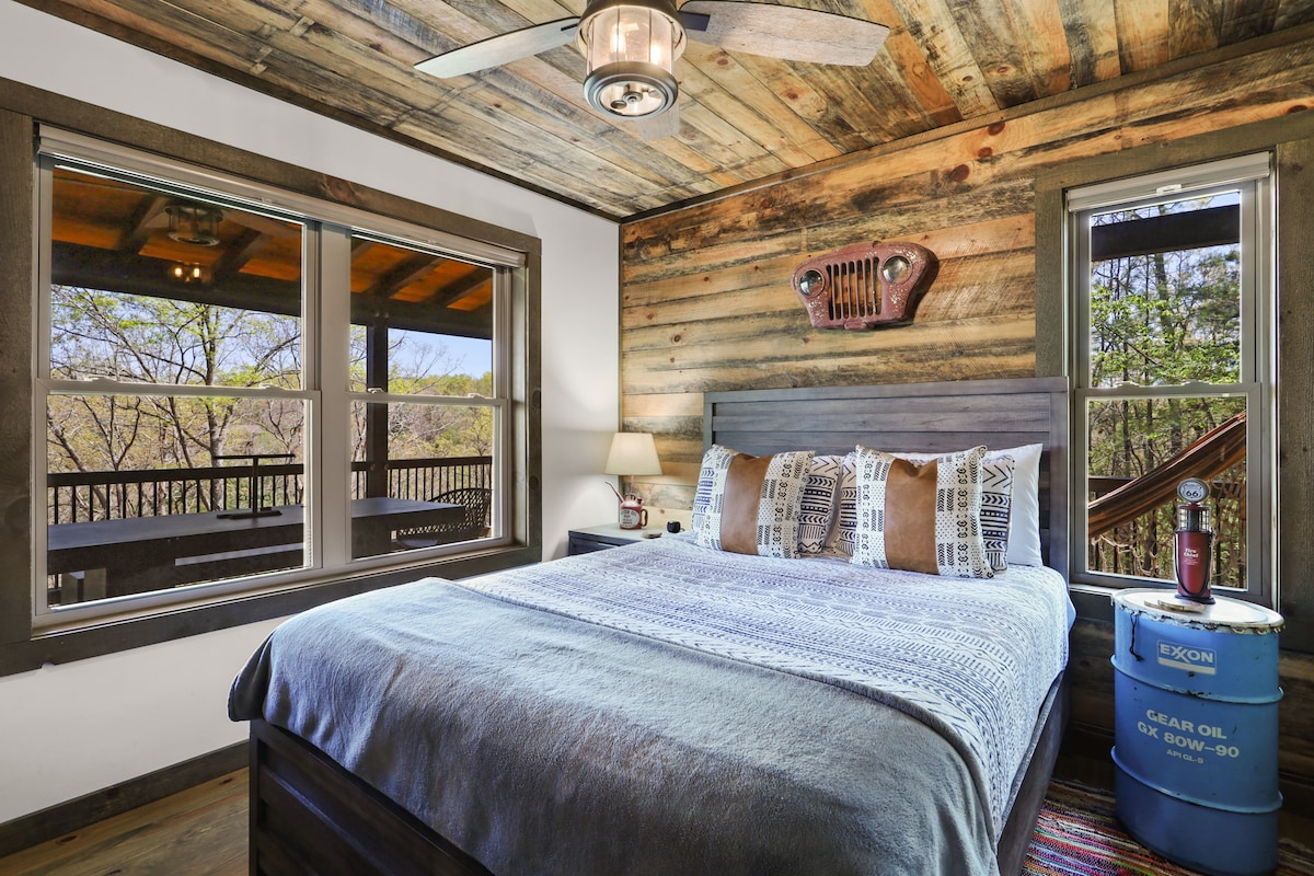 主楼第2间卧室配有一张标准双人床