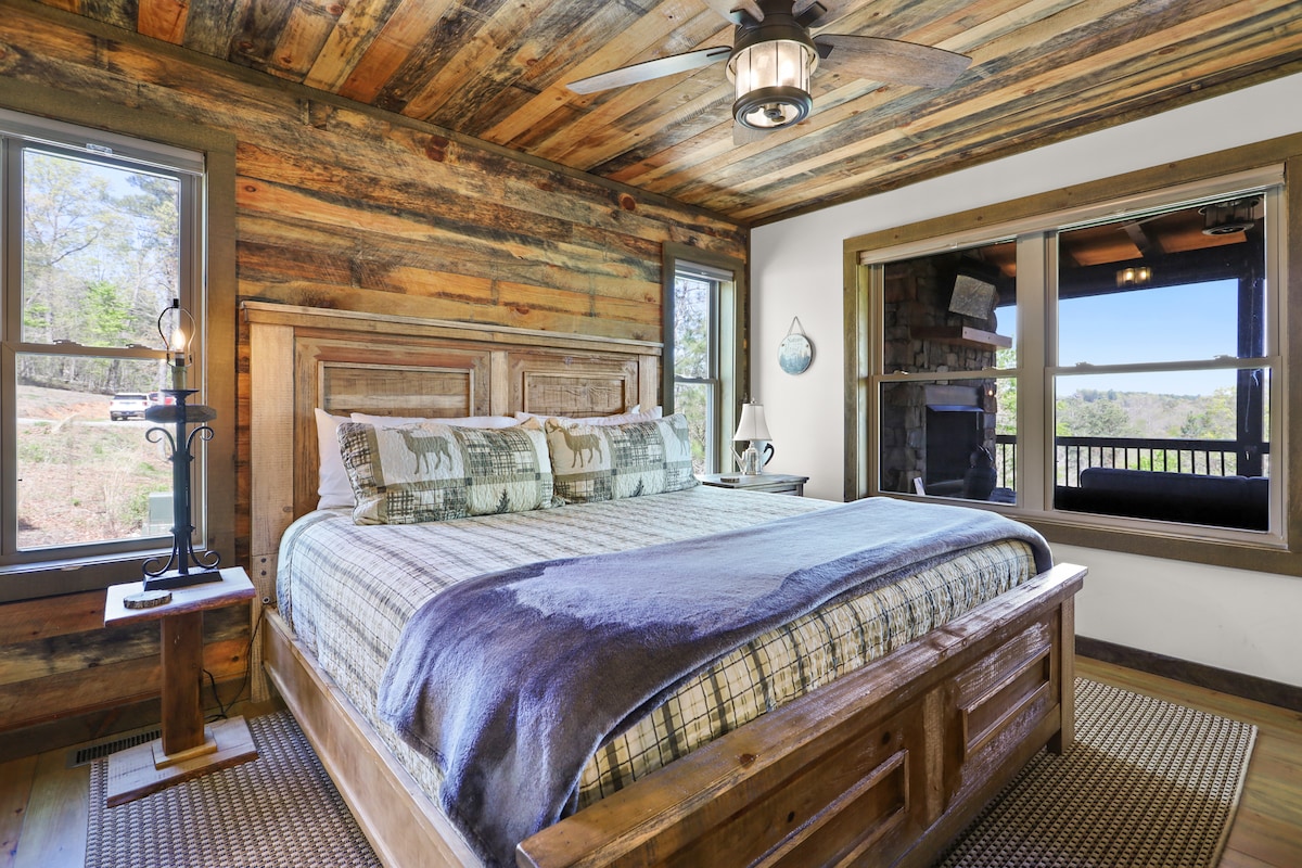 主卧室配备加大双人床