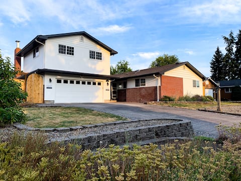 PNW Suites: 2 units as 1, Hot Tubs, Walk to Autzen