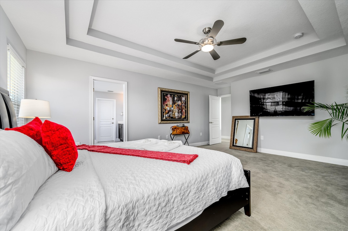 ห้องสวีทห้องนอนใหญ่ขนาดใหญ่พร้อมเตียงคิงไซส์แคลิฟอร์เนียและสมาร์ททีวีแอลอีดีซัมซุง 65 เครื่อง