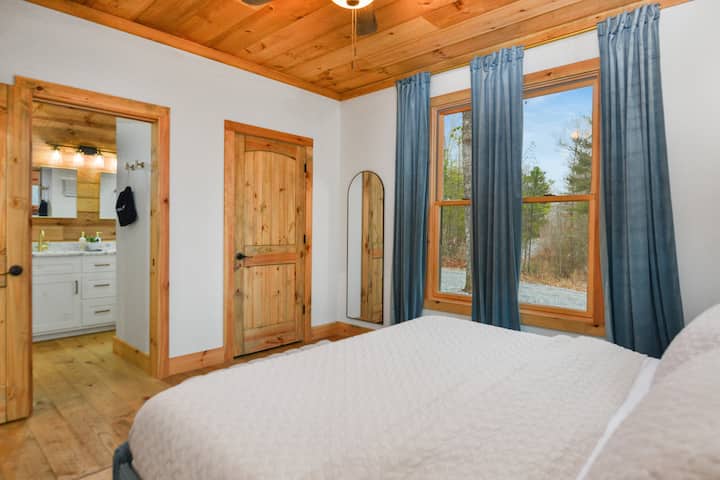 ห้องนอนใหญ่มีเตียงขนาดคิงไซส์