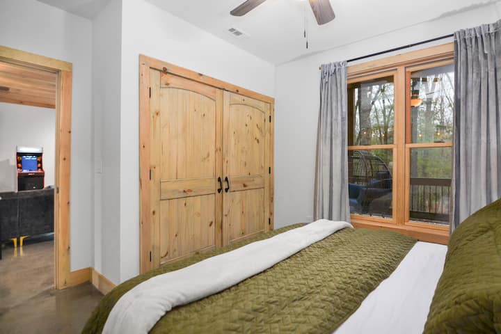 ห้องใต้ดินที่มีเตียงขนาดคิงไซส์