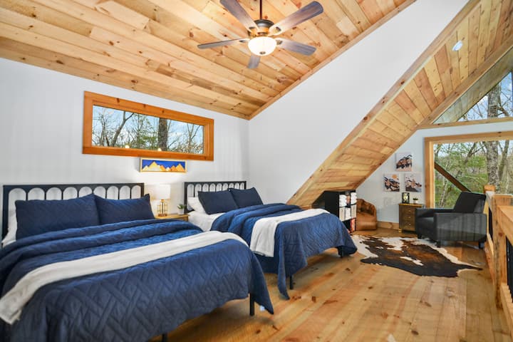 เตียงขนาดใหญ่ 2 เตียงในห้องใต้หลังคาและพื้นที่เล่นบอร์ดเกม