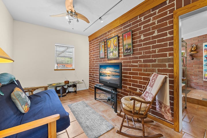 Soggiorno con futon e TV