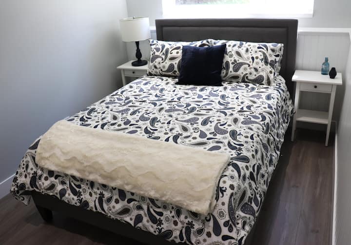 غرفة نوم بسرير ملكي وخزانة ملابس