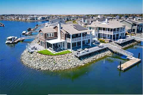 Waterfront Resort Style Villa - 5 min to fastwater