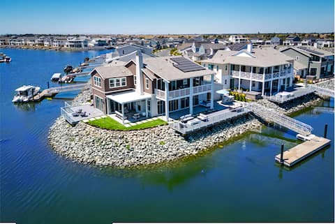 Waterfront Resort Style Villa - 5 min to fastwater