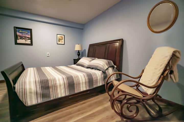 El dormitorio secundario alberga una cama tamaño queen