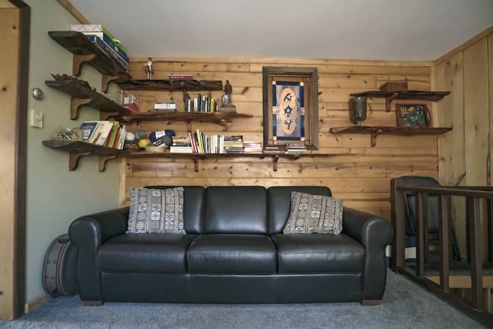 La sala de lectura incluye una zona de estar adicional que se pliega en una cama tamaño queen