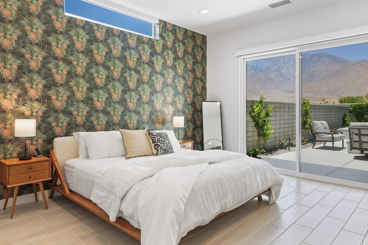 A primary bedroom should be a sanctuary for rest and relaxation, and this one delivers! Boasting high ceilings and plenty of space to stretch out, it's the perfect balance of comfort and elegance.