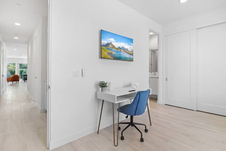 A desk gives you the freedom to stay connected and organized while taking in all of the amazing sights and sounds of Palm Springs. It is the perfect spot to write down your thoughts, plan out your days, or even just take in a moment of stillness.