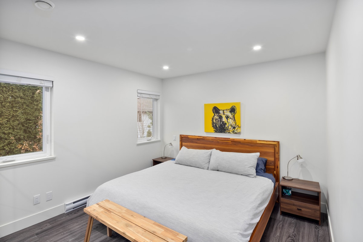 غرفة النوم الرئيسية بسرير بحجم كبير