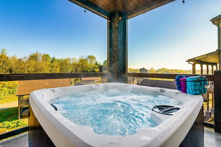 Lux Treehouse Cabin, Hot Tub, Sauna, Arcade, - Sevierville