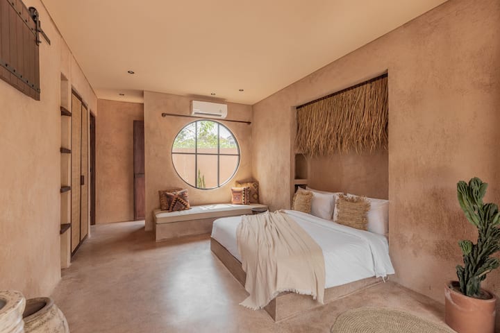 ห้องนอนที่สวยงามพร้อมวิวสระว่ายน้ำ