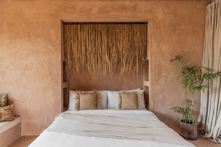 Prachtige en enorme slaapkamer met elegantie decoratie