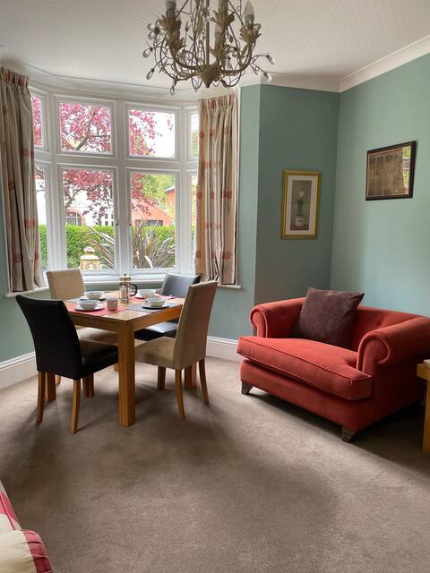 Successful Airbnb property: Central Flat 2 bedrooms 2 bathrooms. options in East Lindsey