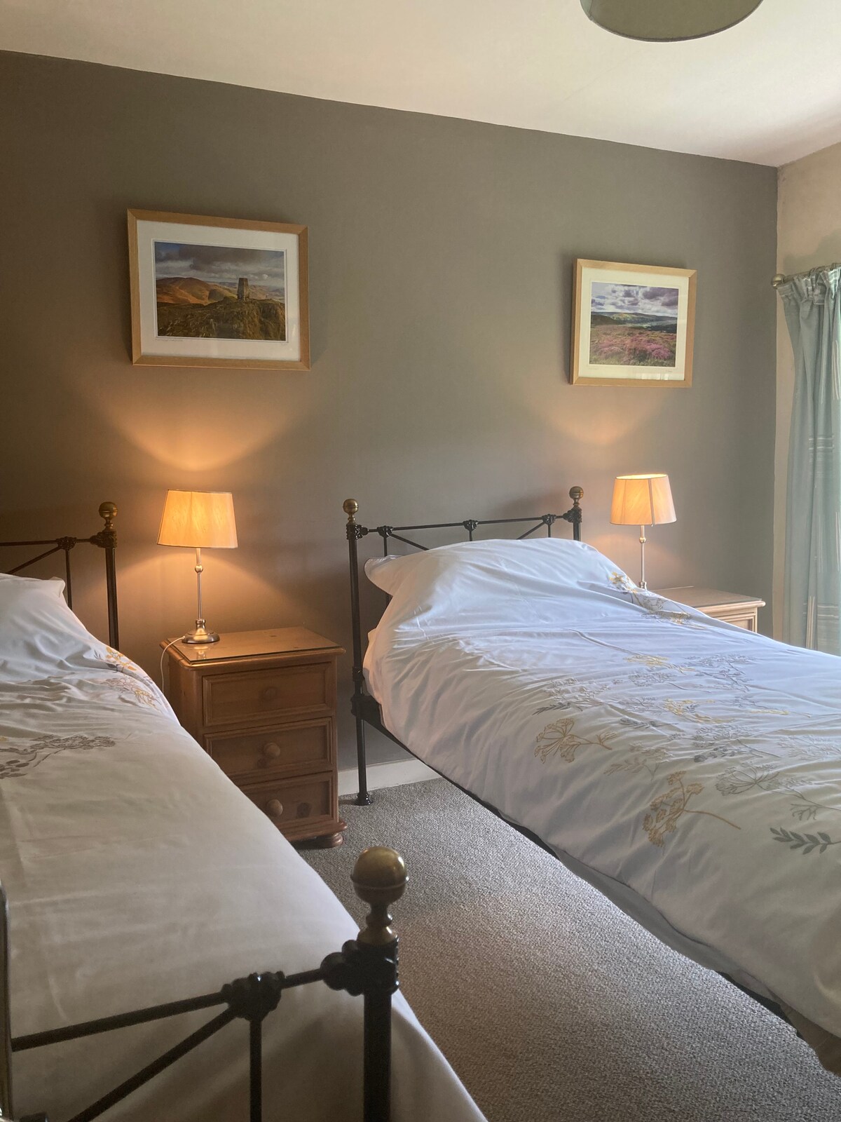 Segundo dormitorio con 2 camas individuales (es necesario caminar por el dormitorio con la cama tamaño king para acceder a este dormitorio)