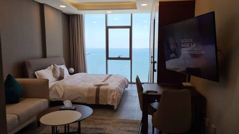Beautiful Sea View Apt - King Bed - Smart Tv